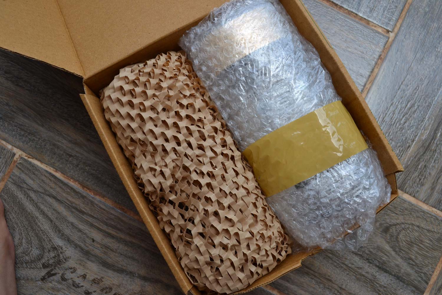 راهنمای استفاده از نایلونهای حبابدار برای محافظت از وسایل الکترونیکی در باربری